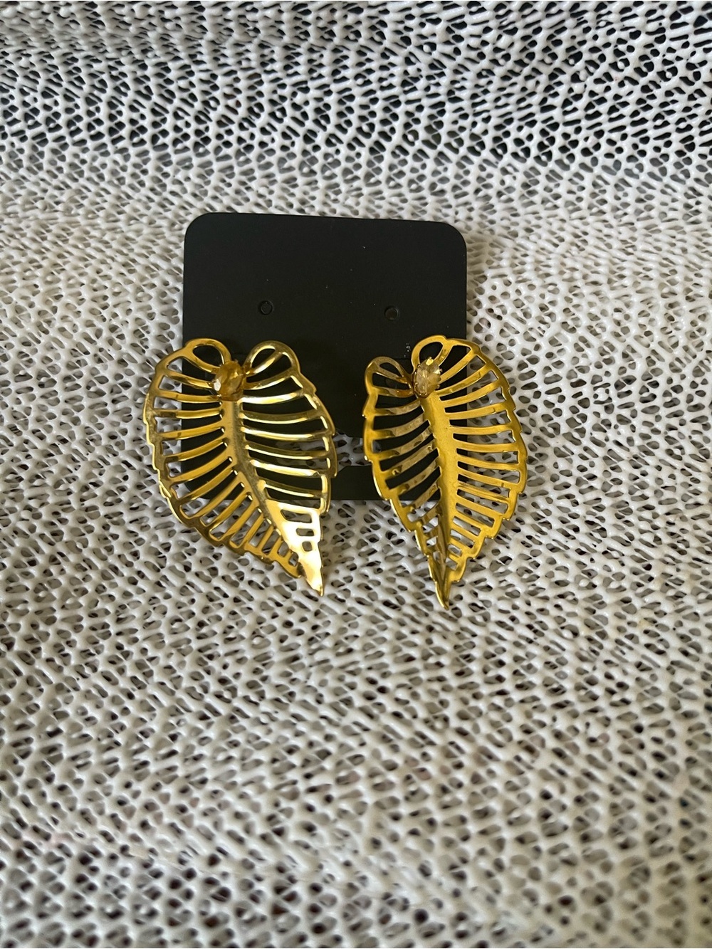 Pretty & Fun Interchangeable Goldtone  Leaf Shaped Pierced Earrings, 2pair in on